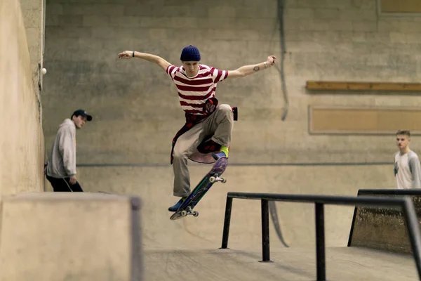 Skater haciendo un truco en el skatepark