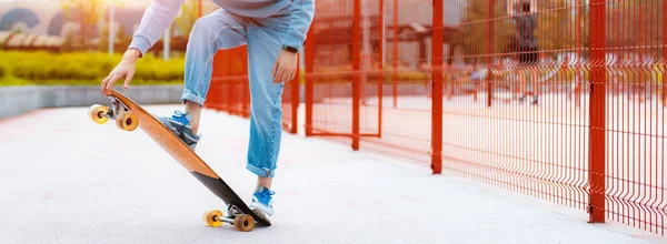 Adolescente en skatepark